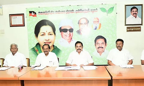 அதிமுக மாவட்ட செயலாளர்கள் கூட்டம் தொடங்கியது