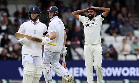 பந்து வீச ஓடி வந்த சிராஜ்.. தடுத்த ஜாக் கிராலி.. அடுத்து நடந்த சம்பவம்