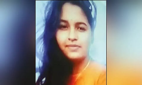 'செல்பி' மோகம்... 13-வது மாடியில் இருந்து தவறி விழுந்து இளம்பெண் உயிரிழப்பு