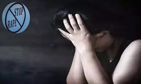 சூதாட்டத்தால் ஏற்பட்ட கடனுக்காக மனைவியை விற்ற நபர்.. பலமுறை பலாத்காரம் செய்த நண்பர்