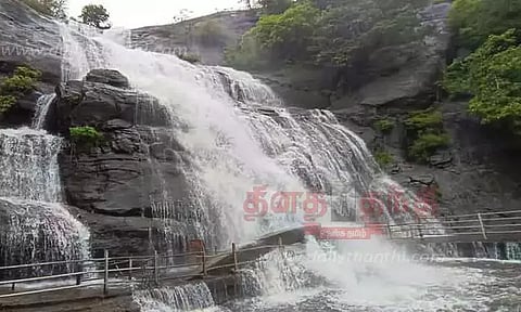 குற்றாலம் அருவிகளில் குளிக்க தடை.. சுற்றுலா பயணிகள் ஏமாற்றம்