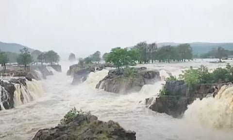 ஒகேனக்கல் காவிரியில் நீர்வரத்து 8 ஆயிரம் கன அடியாக சரிவு