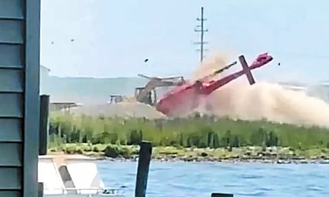 அமெரிக்காவில் தரையில் மோதி நொறுங்கிய ஹெலிகாப்டர்