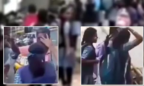 நான் பெரிய ஆளா?.. நீ பெரிய ஆளா?.. நடுரோட்டில் அரசு பள்ளி மாணவிகள் கட்டிப்புரண்டு சண்டை