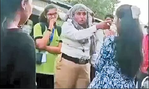 ஒரே ஸ்கூட்டரில் 3 பேர் பயணம்... இளம்பெண் கன்னத்தில் அறைந்த பெண் போலீஸ்