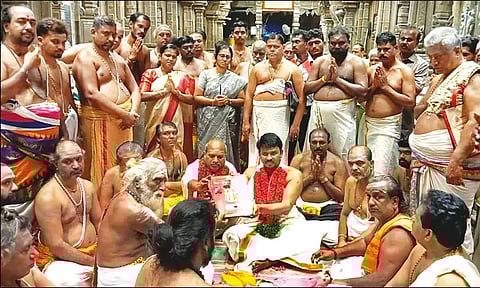 திருச்செந்தூர் சுப்பிரமணிய சுவாமி கோவிலில் கும்பாபிஷேகம் நடத்த சிவாச்சாரியார்களுக்கு தாம்பூலம் கொடுத்து அனுமதி