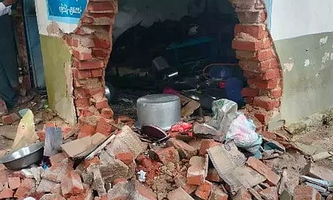 அரசு பள்ளி சத்துணவு கூடத்தில் சிலிண்டர் வெடித்து தீ விபத்து