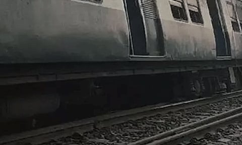 அரக்கோணம் அருகே மின்சார ரெயில் தடம் புரண்டு விபத்து