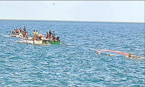 கடலில் மூழ்கிய ராமேசுவரம் படகை மீட்க உதவிய இலங்கை கடற்படை