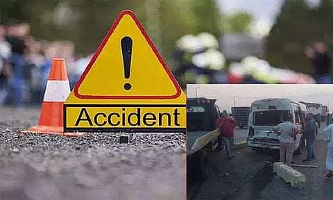 பஸ் மீது லாரி மோதி கோர விபத்து; 19 பேர் பலி