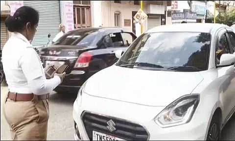 போக்குவரத்து நெரிசல்: போலீஸ்காரர் வாகனத்துக்கு ரூ.2,500 அபராதம்- பெண் போலீசுக்கு குவியும் பாராட்டு