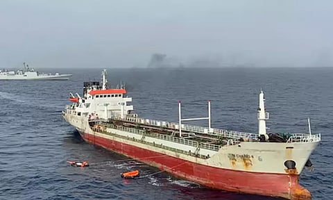 குஜராத் கண்ட்லா துறைமுகத்தில் இருந்து ஓமன் நோக்கி சென்ற எண்ணெய் கப்பலில் தீ விபத்து