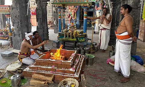 குடமுழுக்கு விழா: திருவெண்காடு சுவேதாரண்யேஸ்வரர் கோவிலில் யாகசாலை பூஜை தொடங்கியது