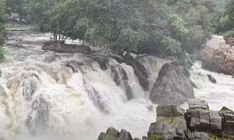 ஒகேனக்கல் காவிரியாற்றில் 5வது நாளாக குளிக்க தடை