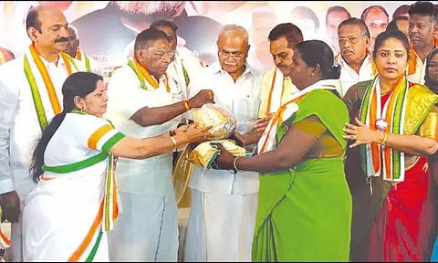 வீதிக்கு வீதி ரெஸ்டோ பார் திறப்பு: மக்களை மது மயக்கத்திலேயே வைத்துள்ளார்கள் - நாராயணசாமி குற்றச்சாட்டு