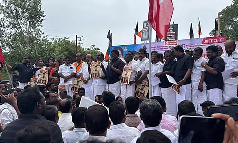 திருப்புவனத்தில் பாஜக - அதிமுக இணைந்து ஆர்ப்பாட்டம்