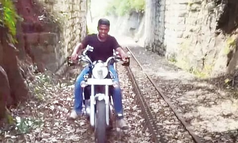 ரீல்ஸ் மோகம்: தண்டவாளத்தில் பைக் ஓட்டிச்சென்ற வாலிபர் - வைரலாகும் வீடியோ