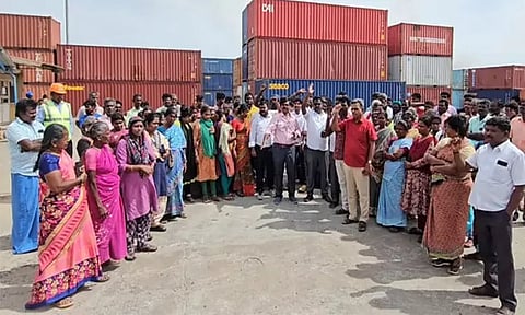 தூத்துக்குடி: தனியார் குடோனில் மூடை சரிந்து தொழிலாளி பலி- நிவாரணம் கோரி உறவினர்கள் முற்றுகை போராட்டம்