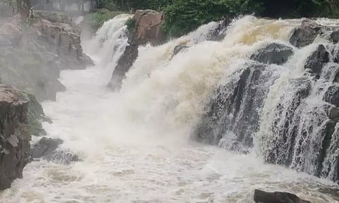 ஒகேனக்கல் காவிரி ஆற்றில் நீர்வரத்து மீண்டும் அதிகரிப்பு: சுற்றுலா பயணிகளுக்கான தடை நீடிப்பு