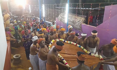 நடு சாலைப்புதூர் நாராயண சுவாமி கோவிலில் ஆனித் திருவிழா கொடியேற்றம்