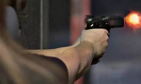 குடும்பத்தினர் மீது துப்பாக்கி சூடு நடத்திய ஓய்வு பெற்ற போலீஸ் அதிகாரி ; ஒருவர் பலி