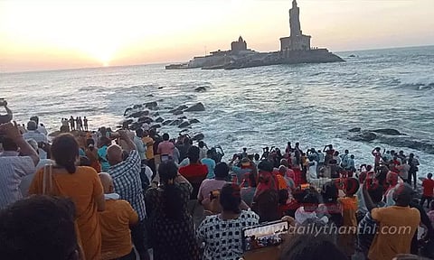 வார விடுமுறை : கன்னியாகுமரியில் குவிந்த சுற்றுலா பயணிகள்