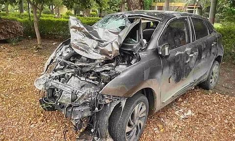 லாரி மீது கார் மோதி கோர விபத்து - 4 பேர் பலி