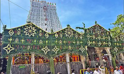 மகா கும்பாபிஷேகம்: திருச்செந்தூரில் குவியும் பக்தர்கள்