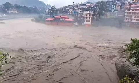 இமாசல பிரதேச கனமழையில் சிக்கி 10 மாத பெண் குழந்தை உயிர் பிழைத்த அதிசயம்