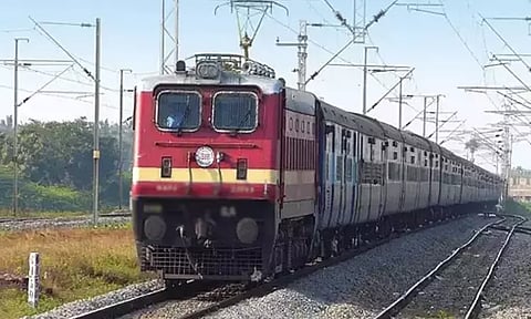 நாகர்கோவில்: ஓடும் ரெயில் மீது கல்வீச்சு - சிறுமி காயம்