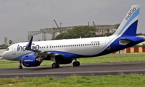 இண்டிகோ விமானத்தில் தொழில்நுட்ப கோளாறு; இந்தூரில் அவசரமாக தரையிறக்கம்