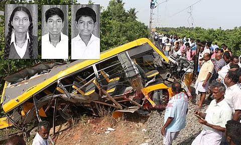 பள்ளி வேன் மீது ரெயில் மோதிய சம்பவம்: 13 பேருக்கு ரெயில்வே விசாரணை குழு சம்மன்