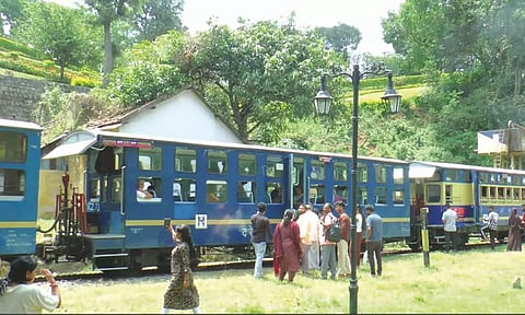 மேட்டுப்பாளையம்-குன்னூர் இடையே என்ஜின் பழுதாகி நடுவழியில் நின்ற மலை ரெயில்