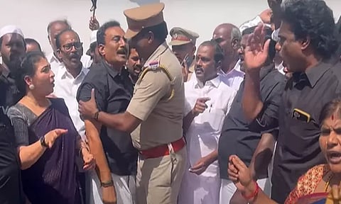 ராணிப்பேட்டை அரசு ஆரம்ப சுகாதார நிலையத்தை கண்டித்து அதிமுகவினர் ஆர்ப்பாட்டம்