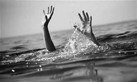 குளத்தில் மூழ்கி 3 சிறுவர்கள் பலி; குளிக்க சென்றபோது சோகம்