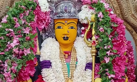 சூலக்கல் மாரியம்மன் கோவிலில் வெள்ளிக்கிழமை சிறப்பு வழிபாடு