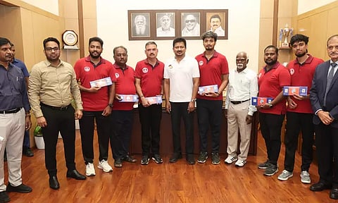 சிறந்த விளையாட்டு வீரர்களுக்கு உதவித்தொகை காசோலைகள் - உதயநிதி ஸ்டாலின் வழங்கினார்