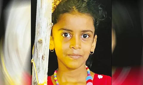 பூனையுடன் விளையாடியபோது விபரீதம்.. நகம் கீறியதால் சிறுமி பலியான சோகம்