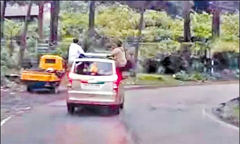 கொடைக்கானலில் 'ரீல்ஸ்' மோகத்தில் தொடர்ந்து அத்துமீறும் சுற்றுலா பயணிகள்