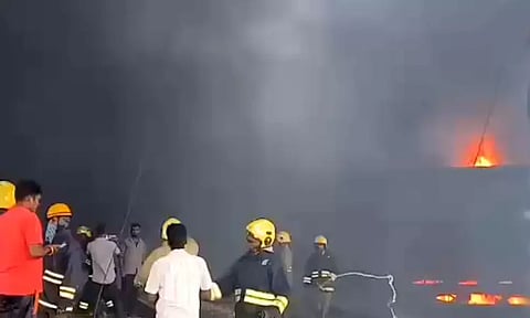 சரக்கு ரெயிலில் ஏற்பட்ட பயங்கர தீ விபத்து.. மோசம் அடைகிறது காற்றின் தரம் - மக்கள் அச்சம்