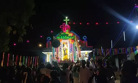 தொண்டி: புனித ஆசீர்வாதப்பர் ஆலய திருவிழா தேர்பவனி