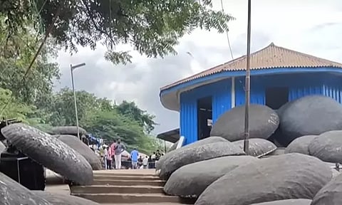 பரிசல் ஓட்டிகள் போராட்டம் - சுற்றுலாபயணிகள் ஏமாற்றம்