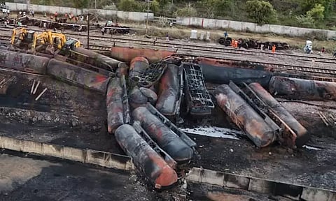 விபத்துக்குள்ளான சரக்கு ரெயில் டேங்கரை அப்புறப்படுத்தும் பணிகள் தீவிரம்