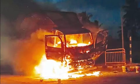 திடீரென தீப்பிடித்து எரிந்த கன்டெய்னர் லாரி - கிருஷ்ணகிரியில் பரபரப்பு