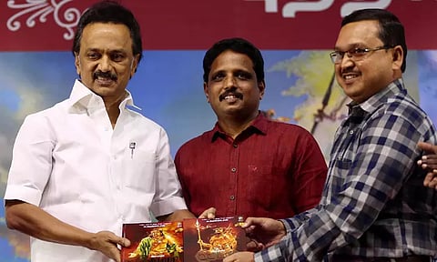 ஒரு லட்சம் பிரதிகளுக்கு மேல் விற்பனையான வேள்பாரி புத்தகம் - சு. வெங்கடேசனுக்கு முதல்-அமைச்சர் வாழ்த்து