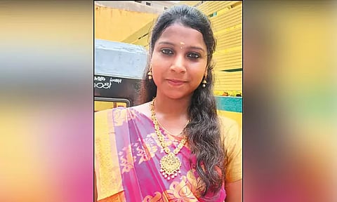 காதல் திருமணம் செய்த பெண் தூக்குப்போட்டு தற்கொலை... திருவள்ளூரில் பரபரப்பு