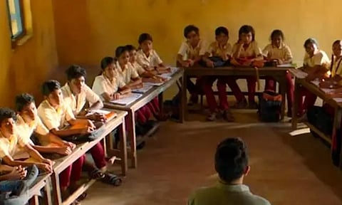 தமிழகத்தில் பள்ளிக்கூடங்களில் "ப" வடிவ வகுப்பறைகள் - இன்று முதல் அமல்