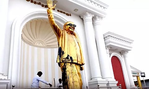 கருணாநிதி சிலை மீது கருப்பு பெயிண்ட் வீச்சு