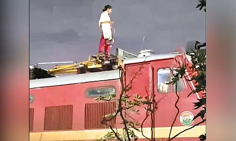 ரெயில் என்ஜின் மீது ஏறி நின்ற பெண்... தாம்பரம் ரெயில் நிலையத்தில் பரபரப்பு