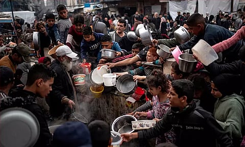 காசா: நிவாரண பொருள் விநியோகத்தின்போது சோகம்; கூட்ட நெரிசலில் சிக்கி 19 பேர் பலி